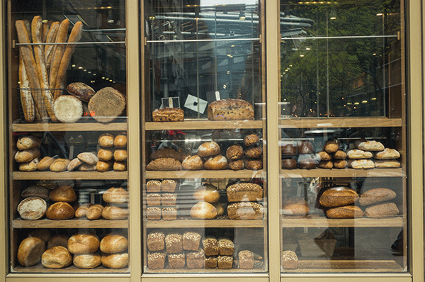 Schaufenster mit frischgebackenen Broten symbolisiert Schaufenster gestalten