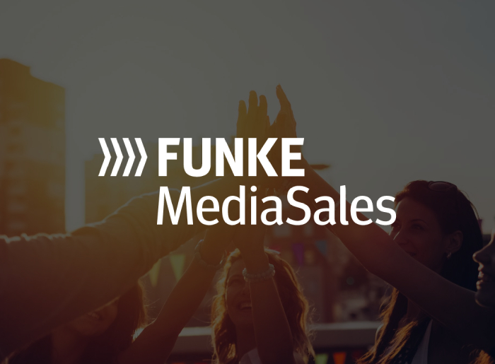Gruppe junger Menschen gibt sich vor Sonnenuntergang High Five, darüber FUNKE MediaSales Logo