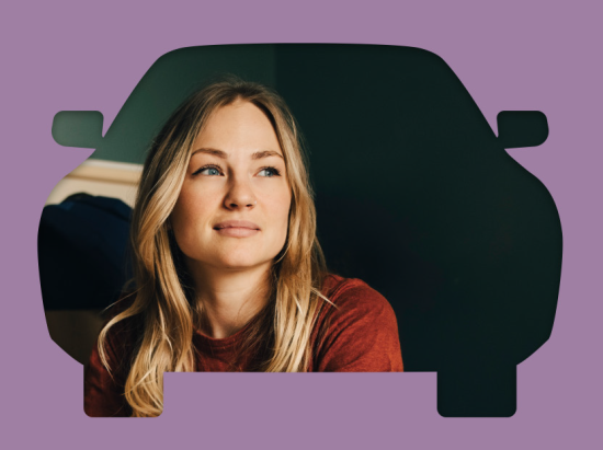 Passepartout mit Frauengesicht in einer Autoschablone symbolisiert Automotive