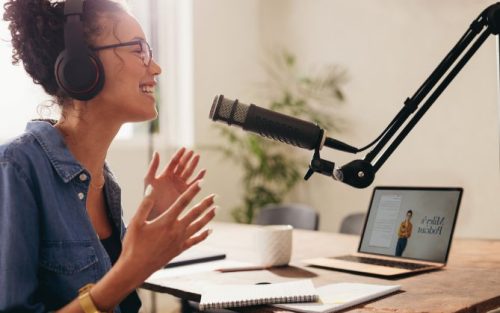Portfolio Podcast wird von Frau mit Kopfhörern am Mikrofon symbolisiert Portfolio Podcast