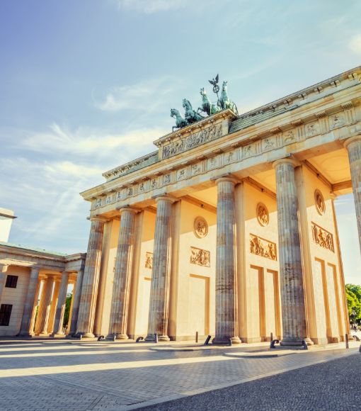 Blick auf Brandenburger Tor steht für Tageszeitung in Region Berlin