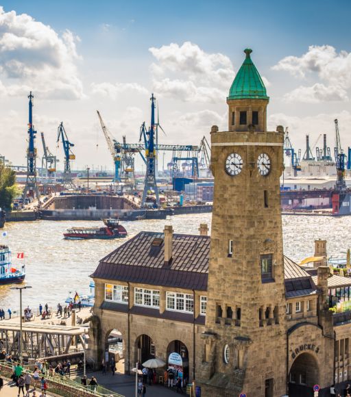 Blick auf Hamburger Hafen steht für Tageszeitung Region Hamburg