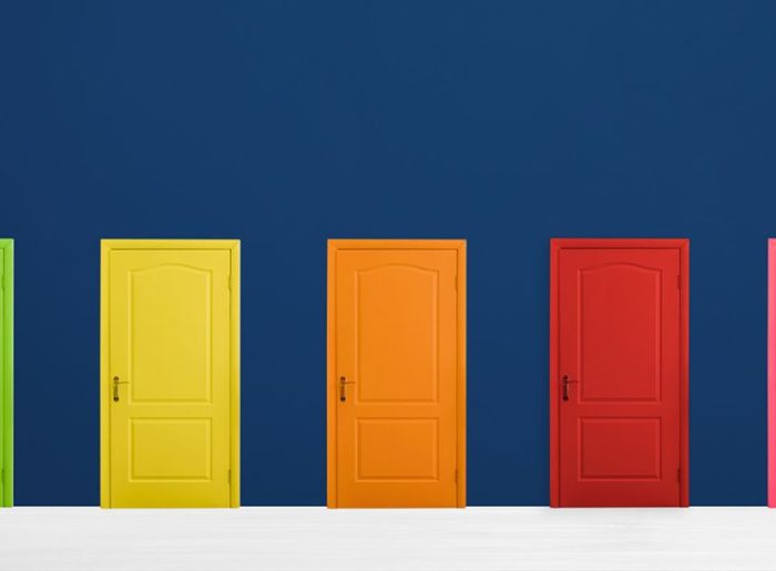 5 Türen in unterschiedlichen Farben symbolisieren Arten von Werbung