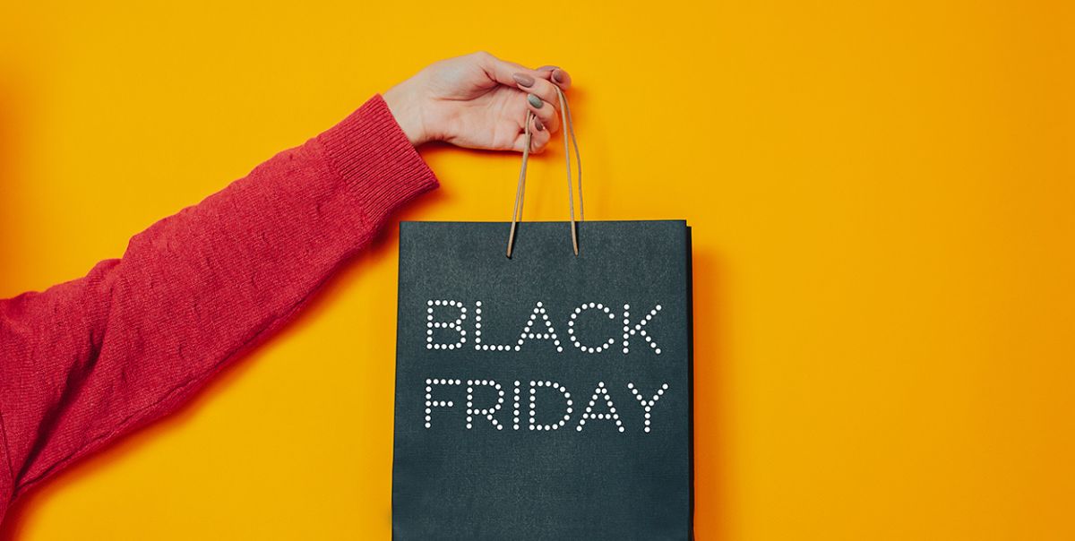Hand, die Einkaufstüte mit Aufschrift Black Friday hält, symbolisiert Tipps und Planung zum Black Friday-Marketing