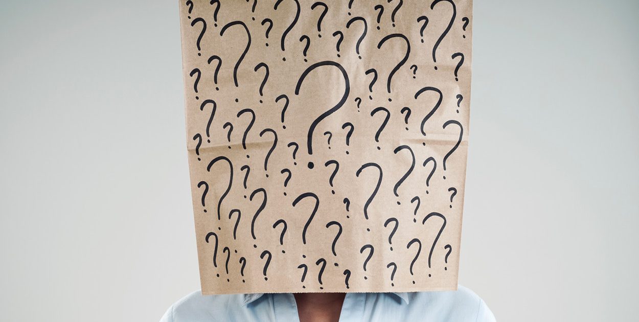 Papiertüte mit Fragezeichen, die über einen Kopf gezogen ist, symbolisiert Corporate Identity