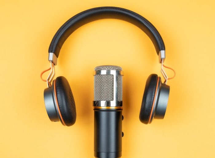 Mikrofon und Kopfhörer symbolisieren Corporate-Podcast