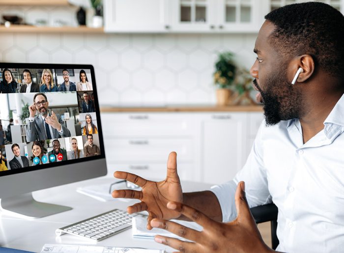 Mann im Online-Meeting symbolisiert Distance Leadership