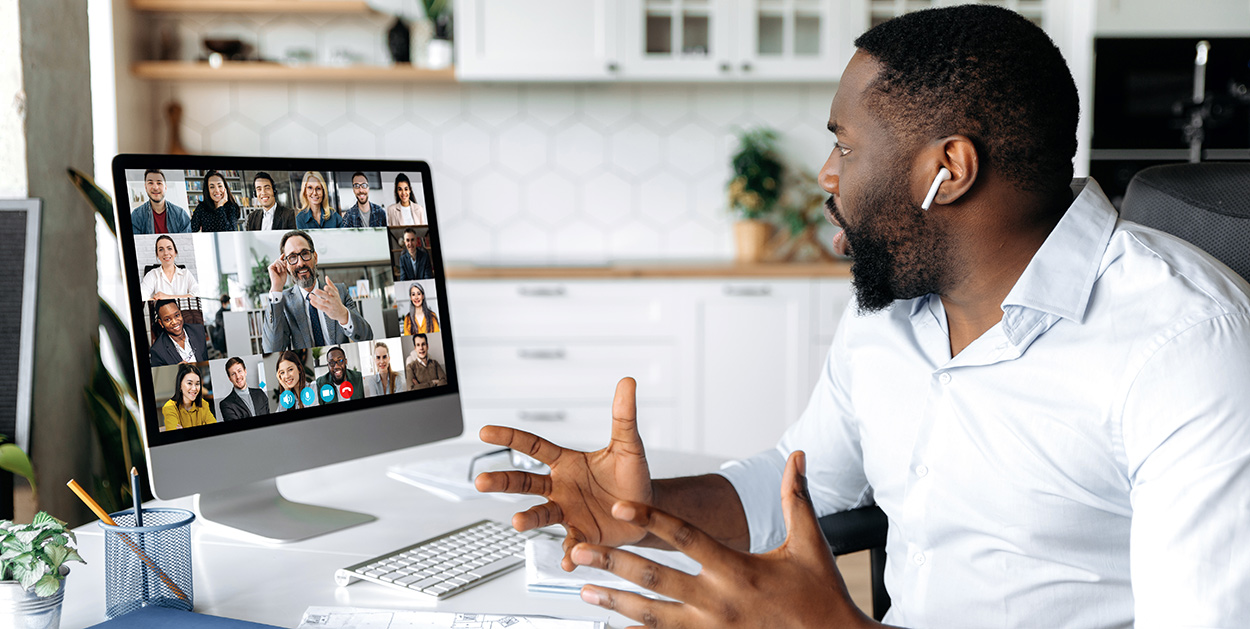 Mann im Online-Meeting symbolisiert Distance Leadership