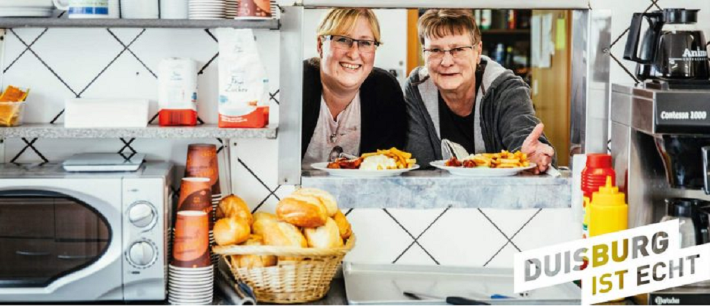 2 Frauen hinter der Theke einer Pommesbude symbolisieren Imagekampagne "Duisburg ist echt"