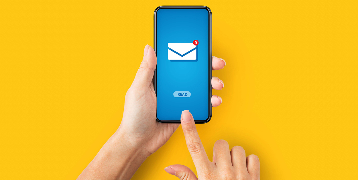 Smartphone mit Mailsymbol symbolisiert E-Mail-Marketing