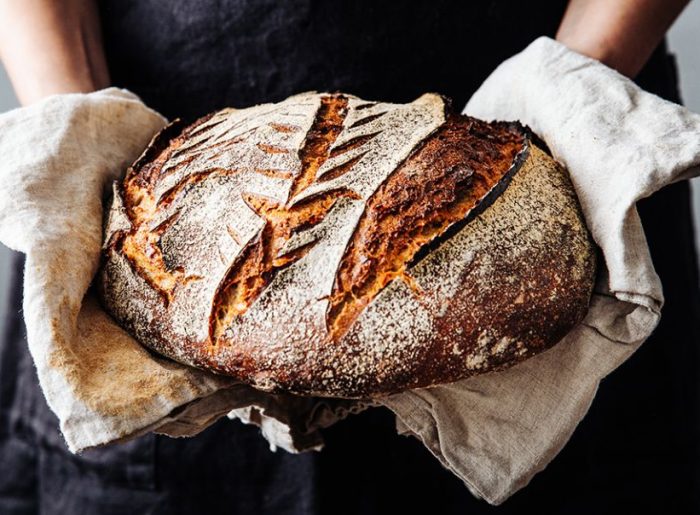 Hände, die frischgebackenes Brot in Tuch halten symbolisieren ein Beispiel einer crossmedialen Kampagne