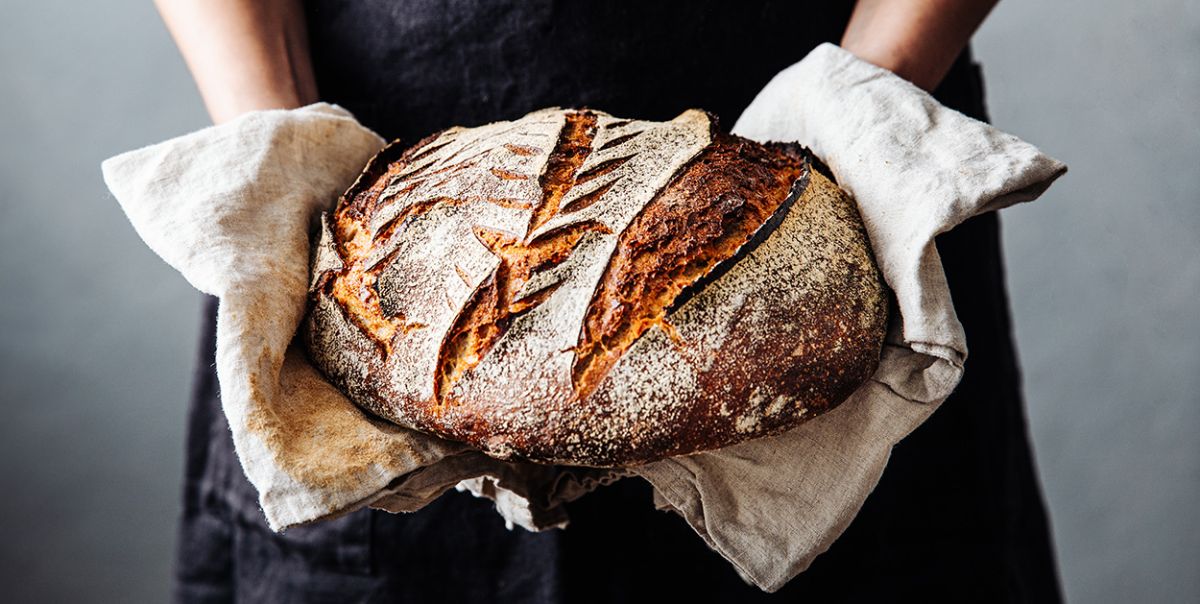 Hände, die frischgebackenes Brot in Tuch halten symbolisieren ein Beispiel einer crossmedialen Kampagne