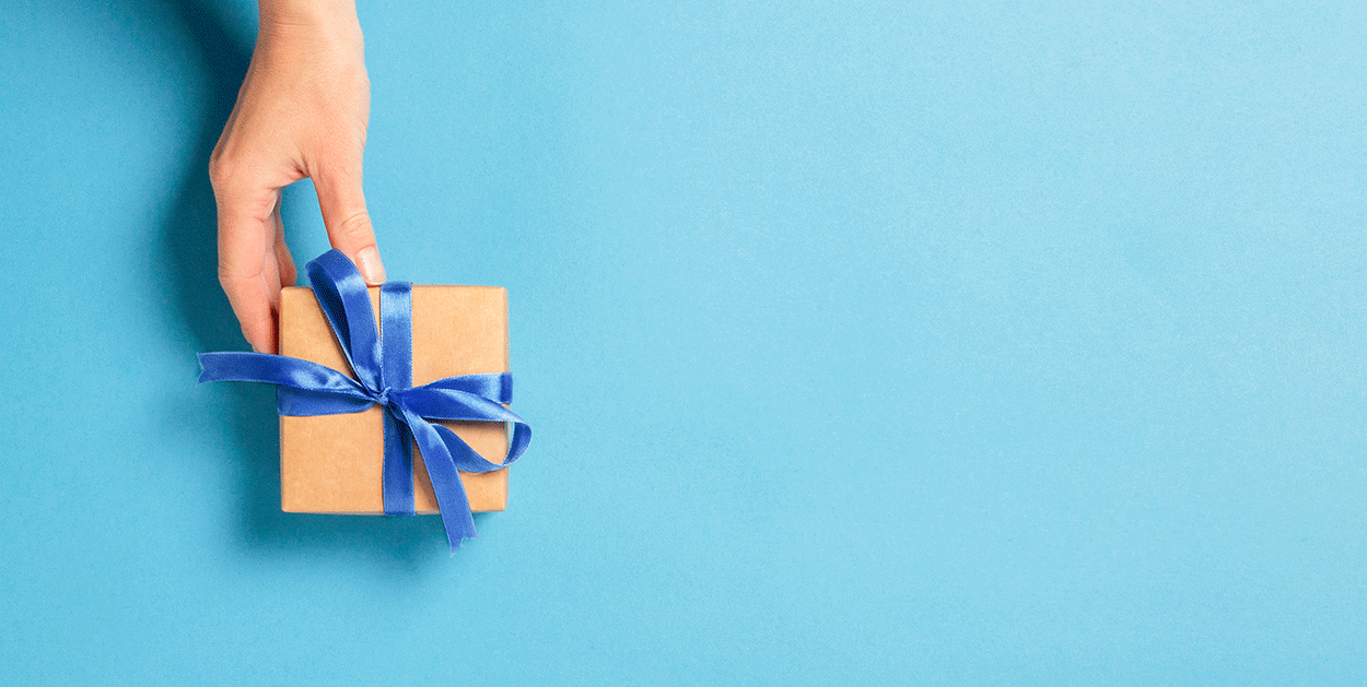 Geschenk mit blauer Schleife auf blauem Hintergrund
