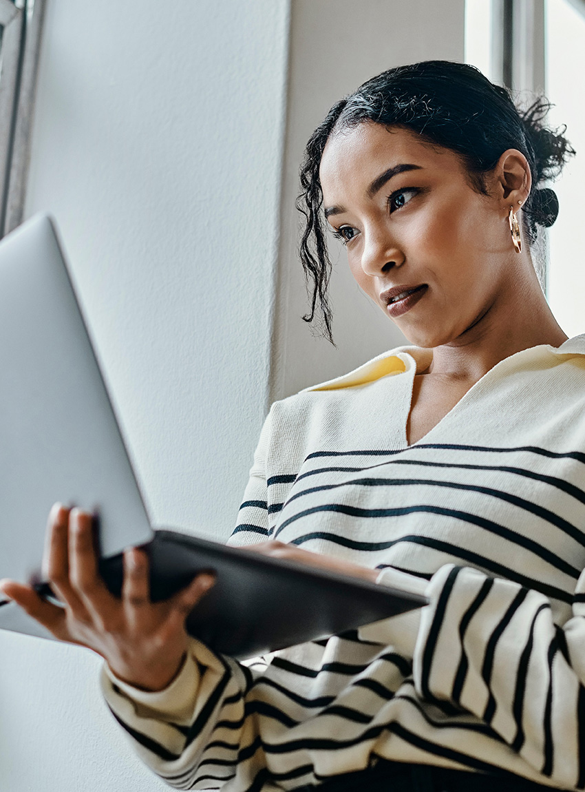 Schwarze Frau mit Laptop liest, tippt und arbeitet für digitale Online-Zeitungen, Marketing- oder Werbeunternehmen. Mädchen checken E-Mails, posten Blog-Feedback oder überprüfen Social-Media-Inhalte Artikel schreiben