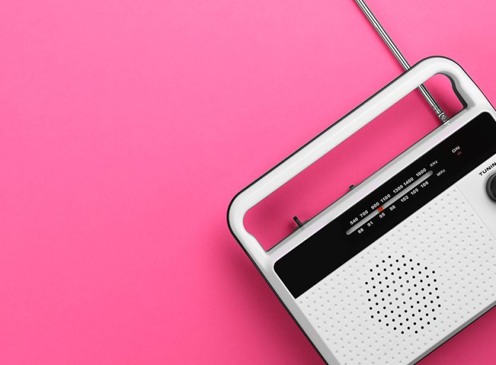 Ein Radio auf einem pinken Hintergrund symbolisiert Radiokampagne.