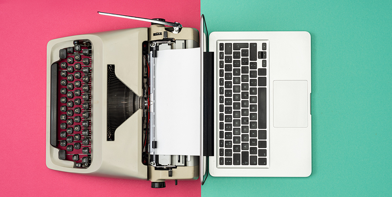 Schreibmaschine und Notebook symbolisieren SEO-Website-Relaunch