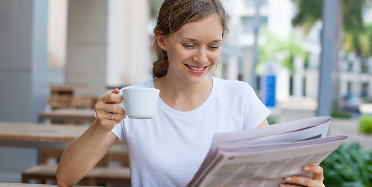 Zeitung lesende Frau symbolisiert Werbung in der Zeitung