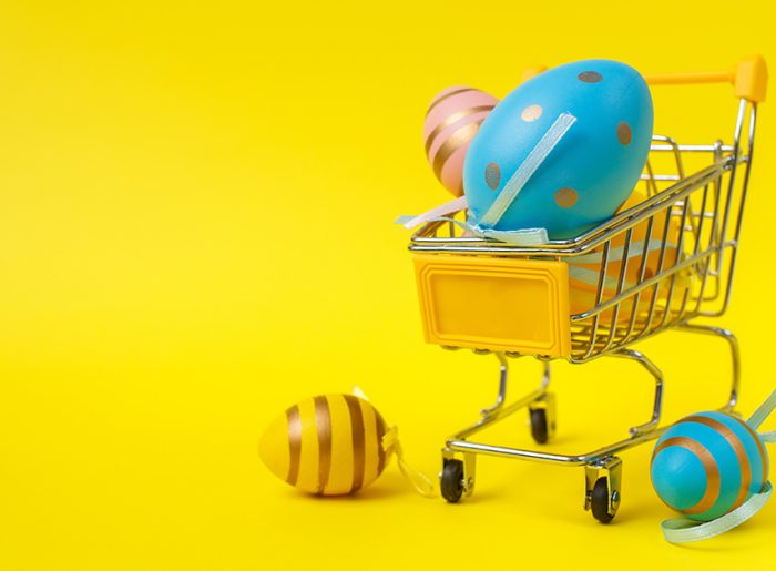 Ostereier in einem Einkaufswagen symbolisieren Werbung zu Ostern.