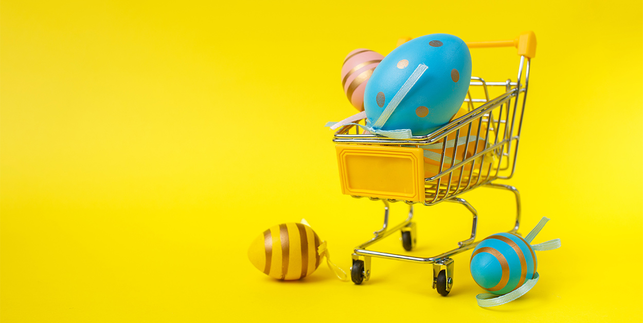 Ostereier in einem Einkaufswagen symbolisieren Werbung zu Ostern.