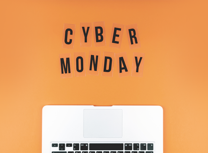 Cyber Monday Buchstaben vor einem Laptop zeigen, dass der Shopping Tag online stattfindet