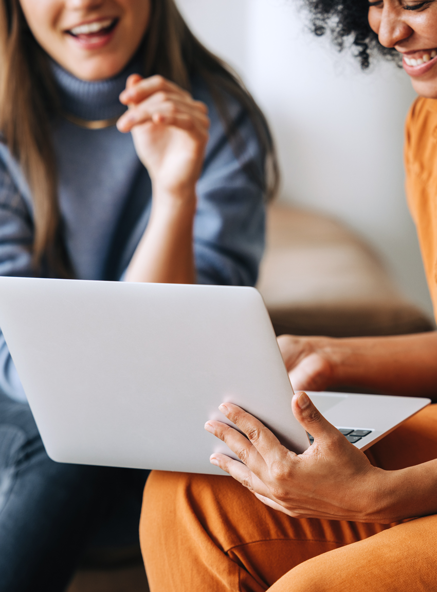 Frauen mit Laptop symbolisieren Display Advertising.