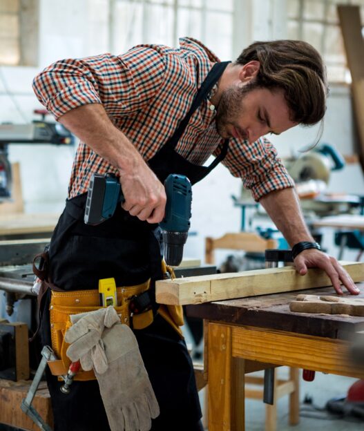 Handwerker im Handwerksbetrieb